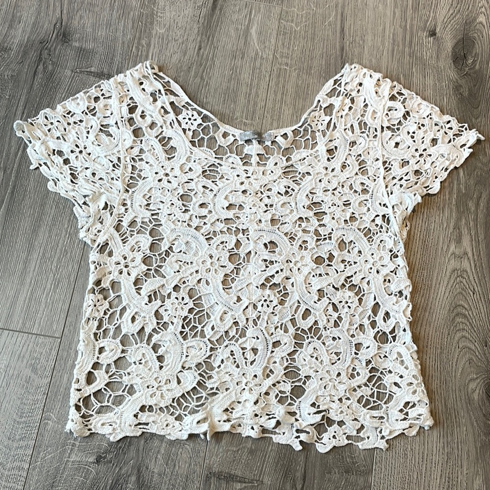 ISSI Adorable fashionable crop cream open crochet top